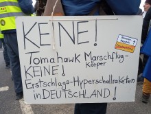 Protestteilnehmer mit Schild, Wiesbaden, 29.12.2024, Fotograf: Sergej Perelman 