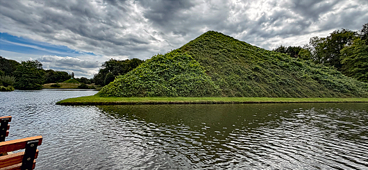 Tumulus (Seepyramide) im Branitzer Park, Begräbnisstätte des Fürsten Pückler