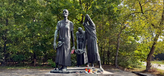 1965 wurde die Skulptur »Müttergruppe« (Bronze) des Bildhauers Fritz Cremer errichtet.