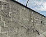 Lagermauer mit Stacheldraht